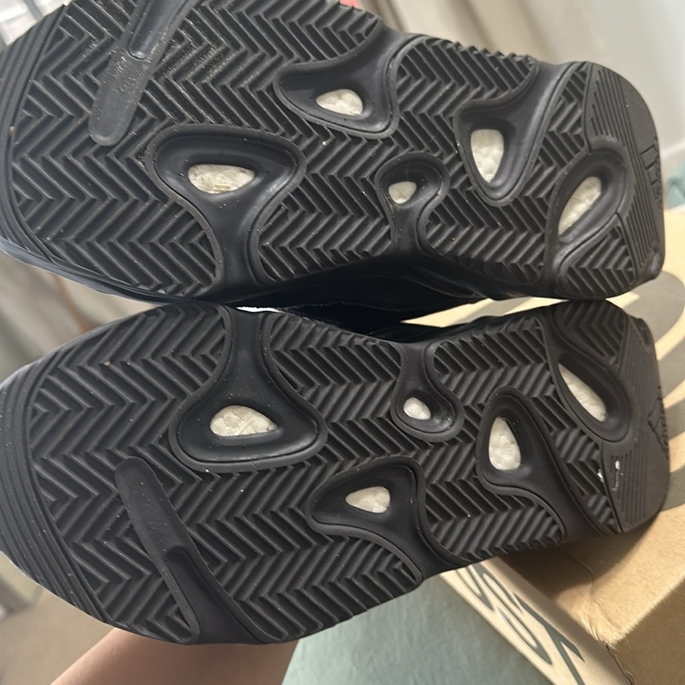 Yezzy Boost 700 V2 Size 9 - image 5